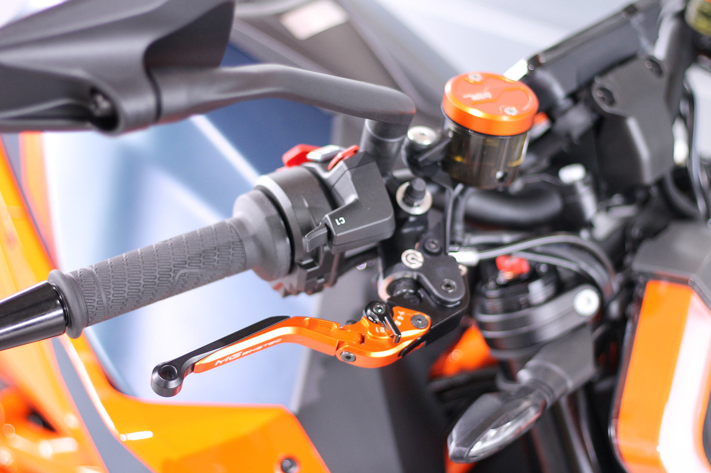 Behälterdeckel Bremsflüssigkeit vorne MG Biketec für KTM 1290|1390 Superduke MY2014-