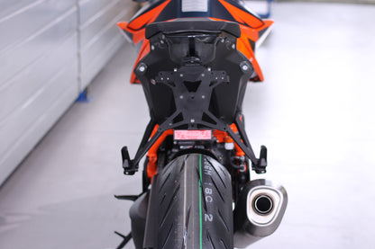 Kurzer Kennzeichenhalter MG Biketec für KTM 1290 Superduke MY2020-2023